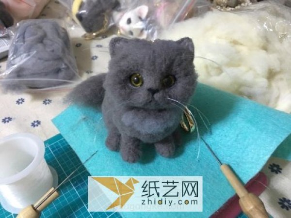 Master’s tutorial on how to make a wool felt poke kitten. A great Teacher’s Day gift.