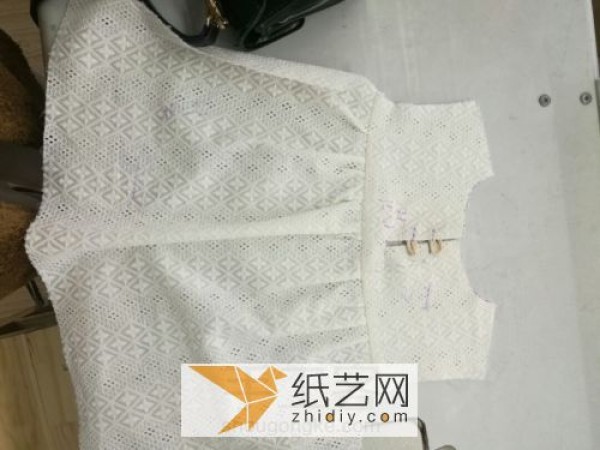 Tutorial on how to make fabric baby girl tops. You can try baby clothes first when making clothes.