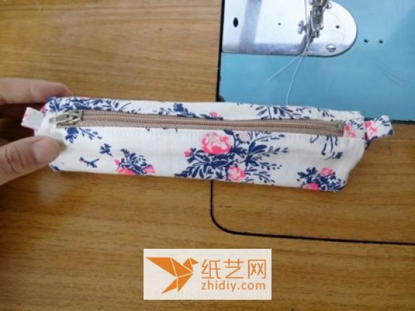 A simple and easy self-taught tutorial on making a practical pencil case with fabric art