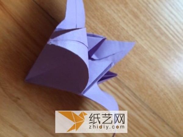 How to make origami lilies, the eternal flower. Real photos and illustrations of how to fold handmade lilies.