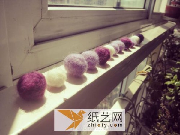 Tutorial on how to make wool felt wet felt balls. Very basic wool felt tutorial.