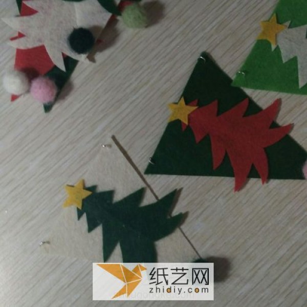 Tutorial on how to use non-woven fabric to decorate Christmas tree buntings at Christmas time