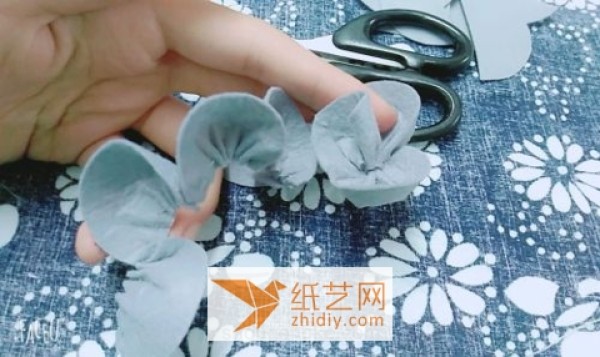 Illustrated tutorial on how to make handmade non-woven roses