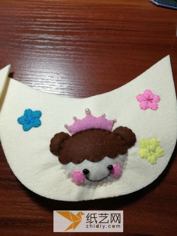 Tutorial on making a pair of cute non-woven slippers. A warm New Year gift.