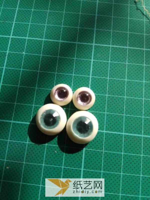 Use ultra-light clay to create fake eyes for dolls