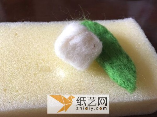 Use the wool felt poking method to make a Dragon Boat Festival small rice dumpling cartoon doll