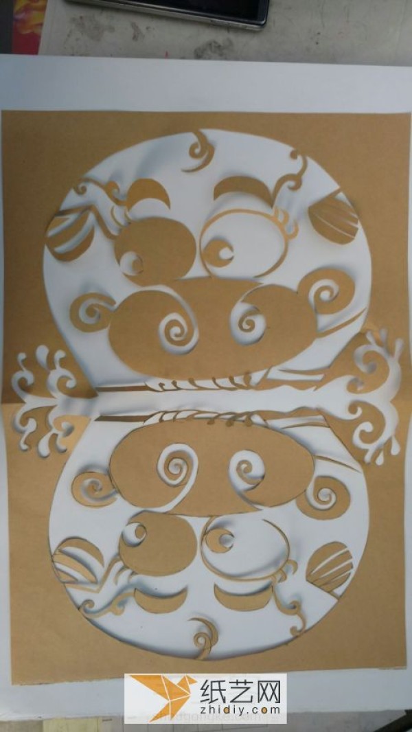 Very interesting paper-cutting piglet window decorations for the Year of the Pig