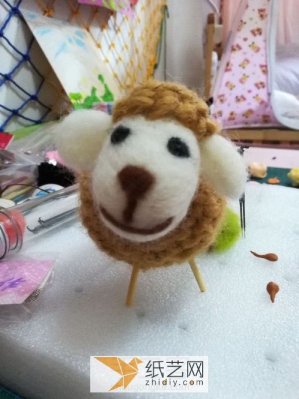 Lamb Christmas gift made of wool felt. The production method is different from ordinary wool felt.