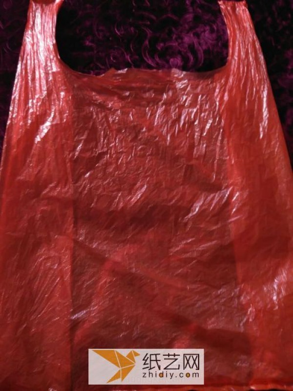 Big plastic bags turn waste into treasure and become disposable aprons, a good helper for New Years cleaning