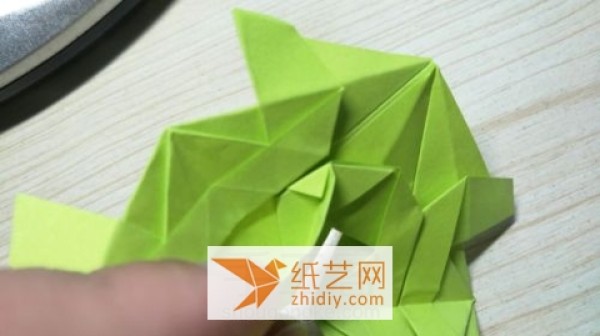 Illustrated tutorial on how to make a multi-pointed star origami bouquet. It’s a cool Teacher’s Day decoration.