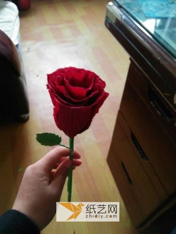 Tutorial on how to use crepe paper to make everlasting paper roses for Valentine’s Day. How to DIY beautiful roses.