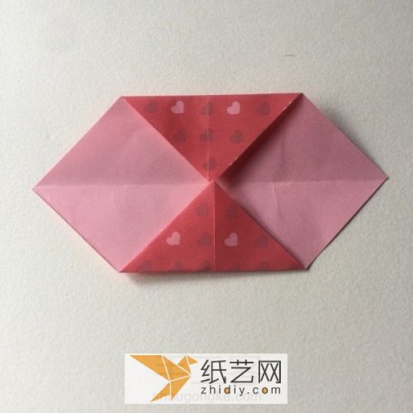 Colorful origami flowers can be made to decorate Teacher’s Day gifts