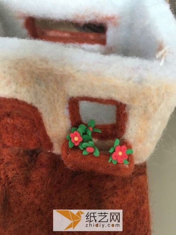 Make a garden house Christmas gift with wool felt