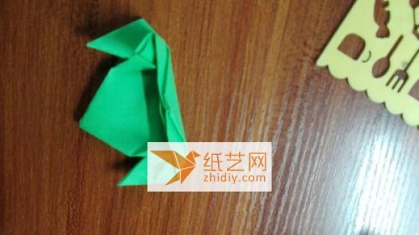 Kindergarten origami jumping frog