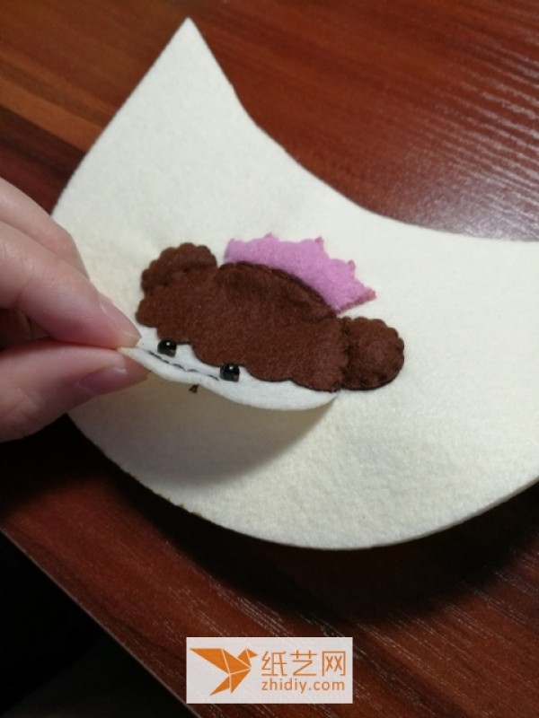 Tutorial on how to make little princess slippers from non-woven fabric as a New Year gift