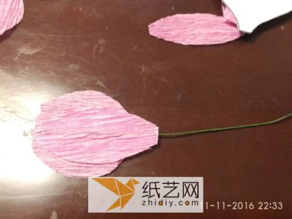 Use crepe paper to make peonies. Creative handmade paper art illustration tutorial