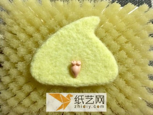 Tutorial on how to make a beginner’s wool felt poke chicken, which can be made into a brooch