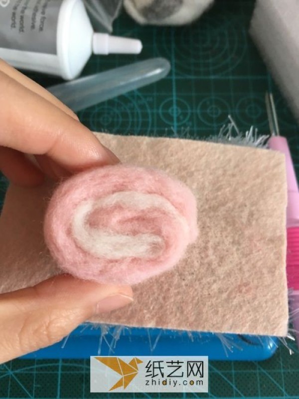 Illustrated tutorial on how to make strawberry cake rolls with wool felt