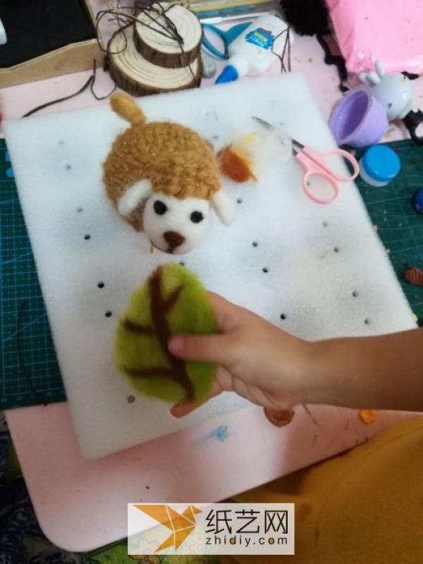 Lamb Christmas gift made of wool felt. The production method is different from ordinary wool felt.