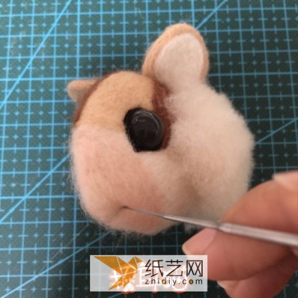 Illustrated tutorial on how to make a cute squirrel brooch from wool felt Creative DIY of handmade wool felt