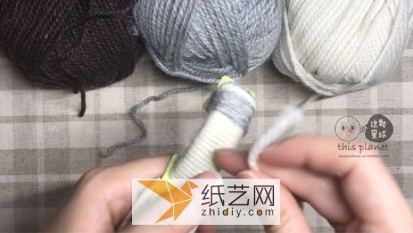 Tutorial on making a baby seal made of yarn balls as a New Year gift