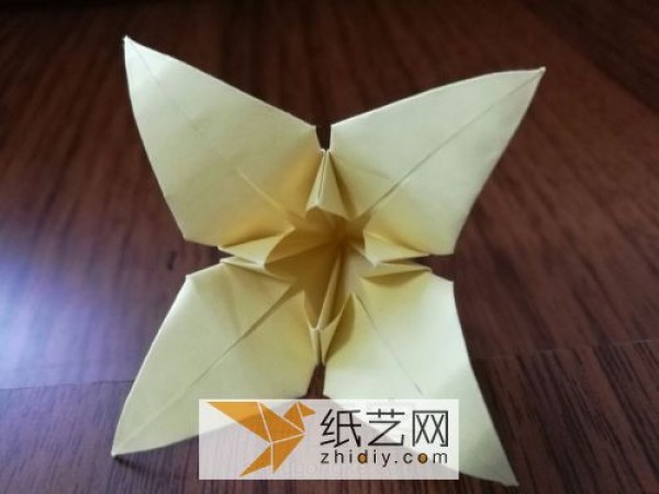 How to fold lilies. Simple and clear illustrated tutorial on handmade origami flowers.