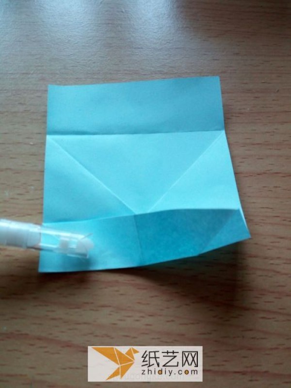 Creative handmade tutorial teaches you how to fold a beautiful origami feather envelope