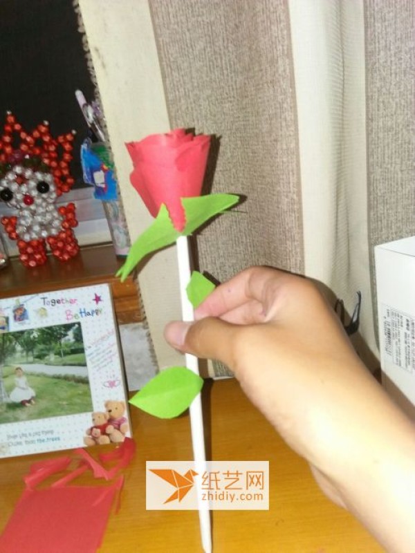 Paper piecing tutorial teaches you step by step how to make simple paper flowers.