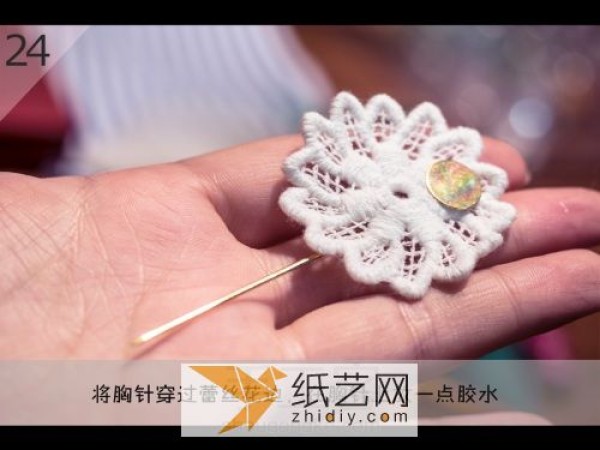 Tutorial on how to make a Christmas-style wool felt brooch. Poke Le is so domineering.