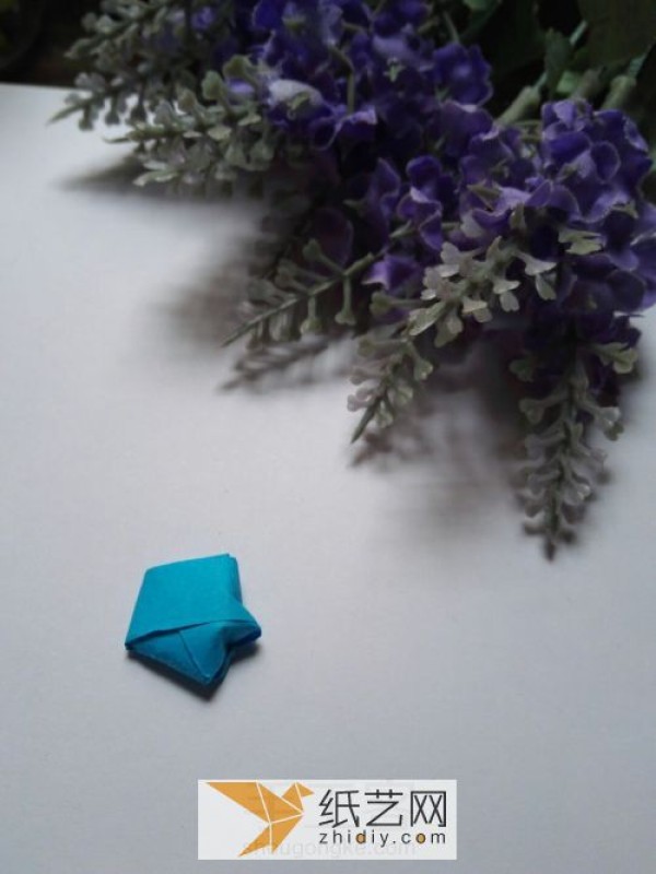 The classic method of origami stars is a commonly used decoration for gift preparation.