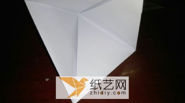 Illustrated tutorial on how to make a simple origami boat for children. How to fold a small origami boat for children.