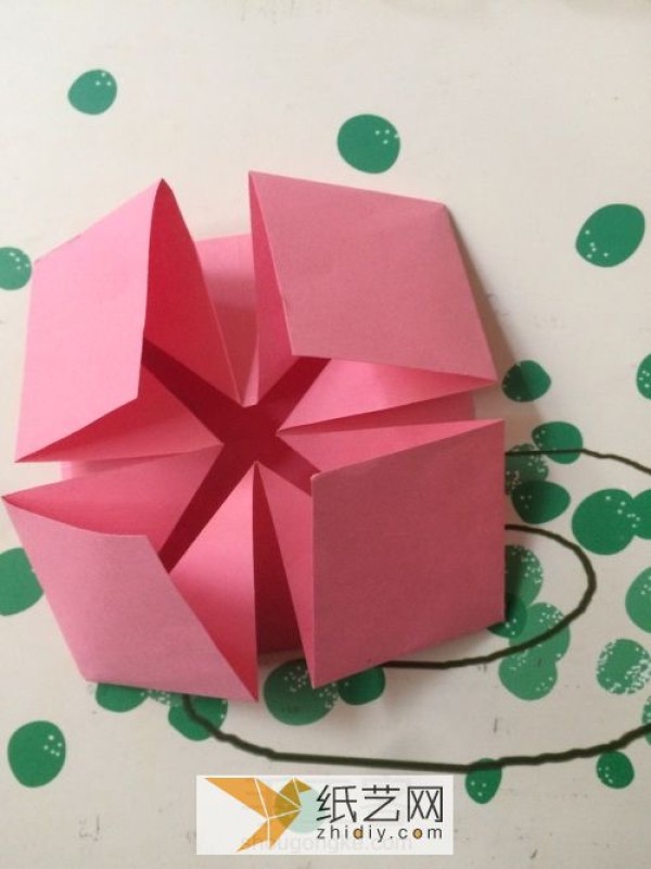 Teach you how to make interesting paper tops!