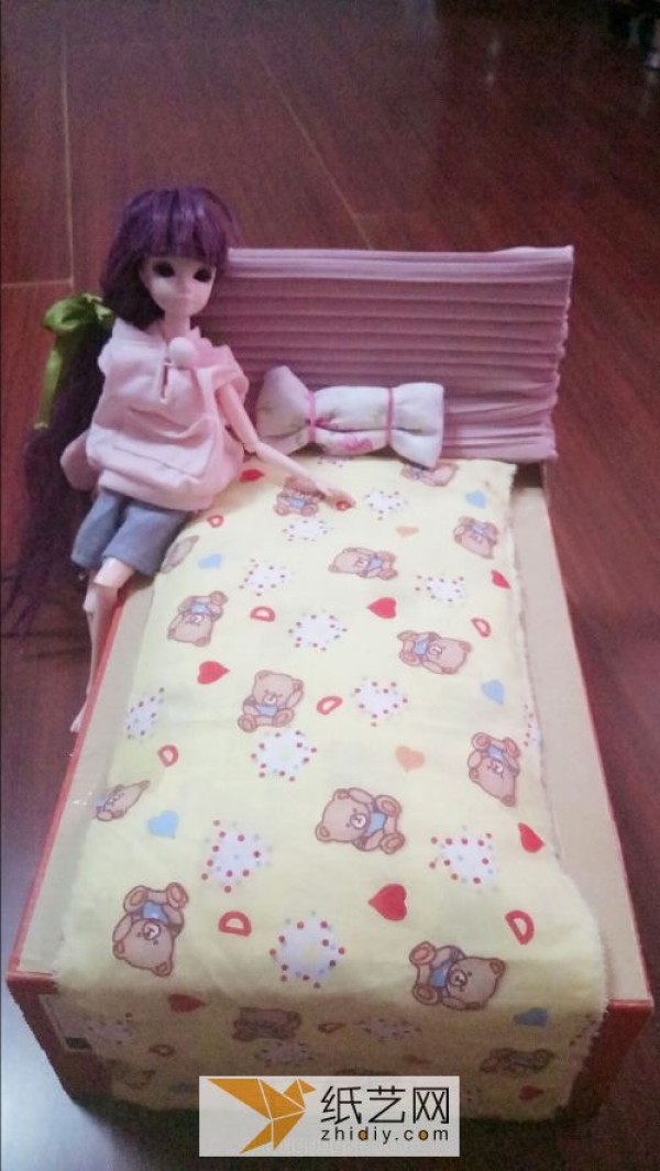 Turn old cardboard boxes into treasures to create a cozy little bed for your doll