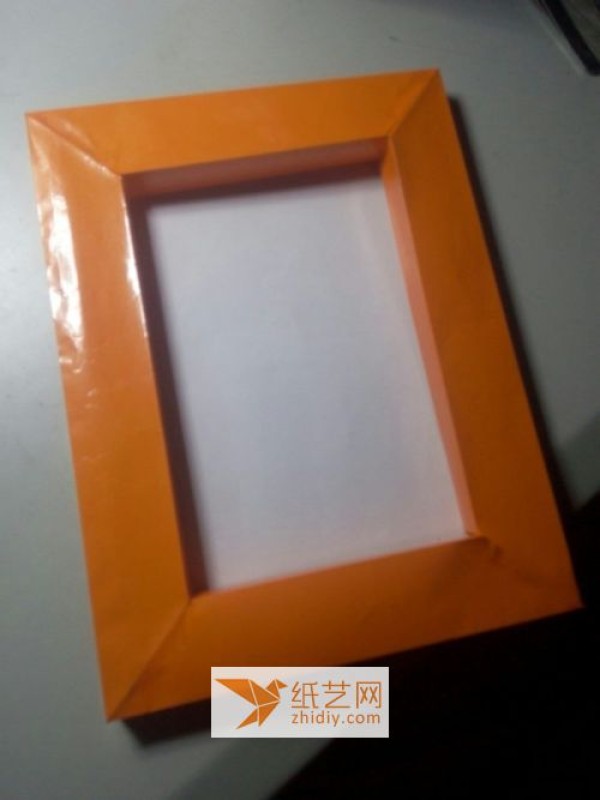 Illustrated method of making a simple origami three-dimensional photo frame