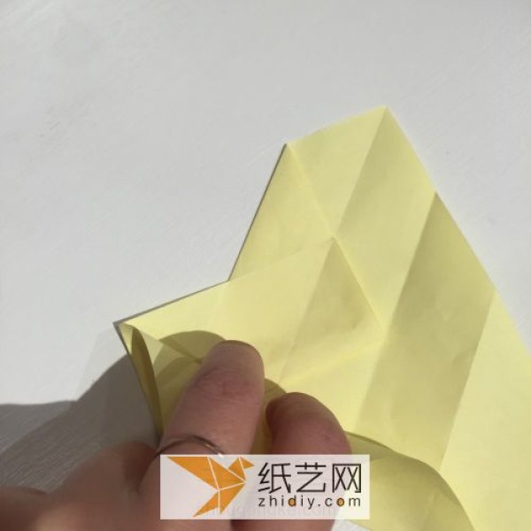 Illustrated tutorial for origami chicken red packets for the Year of the Rooster. How to fold the New Year red envelope by hand.