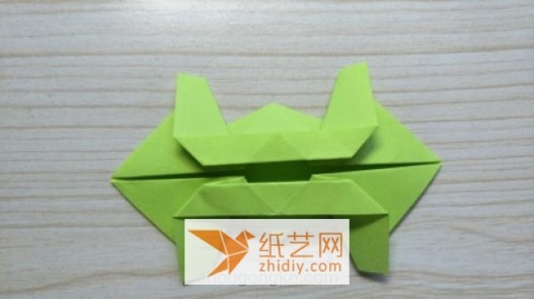 Illustrated tutorial on how to make a multi-pointed star origami bouquet. It’s a cool Teacher’s Day decoration.