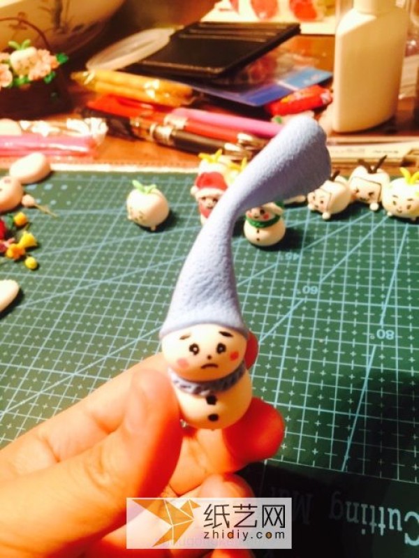 For Christmas gifts, you can make a small snowman out of ultra-light clay