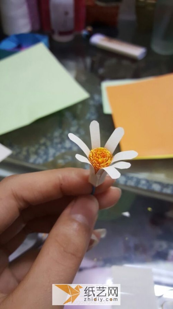 Tutorial on making small chrysanthemums out of quilled paper How to make paper flowers using quilled paper