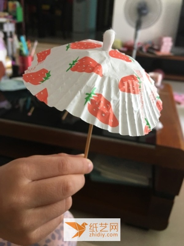 A three-minute DIY tutorial for children to make a small umbrella during the New Year holiday