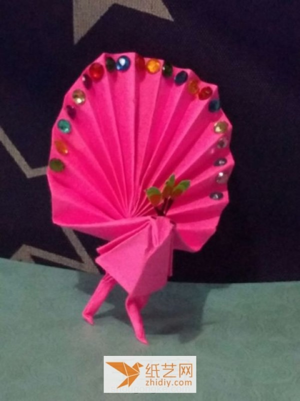 Tutorials for children to make origami peacocks. A great New Year gift.