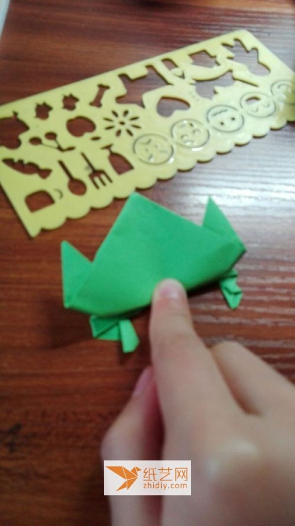 Kindergarten origami jumping frog