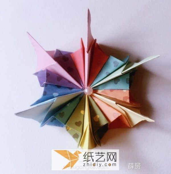 Colorful origami flowers can be made to decorate Teacher’s Day gifts