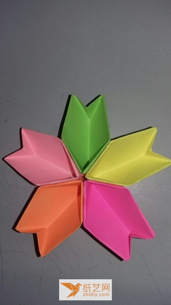 Tutorial on how to make a colorful origami cherry blossom origami box. It’s super beautiful for putting candies in the New Year.