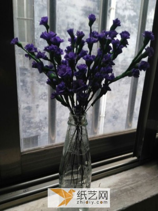 Tutorial on how to make lavender flowers from crepe paper. Real pictures to teach you how to make paper flowers.