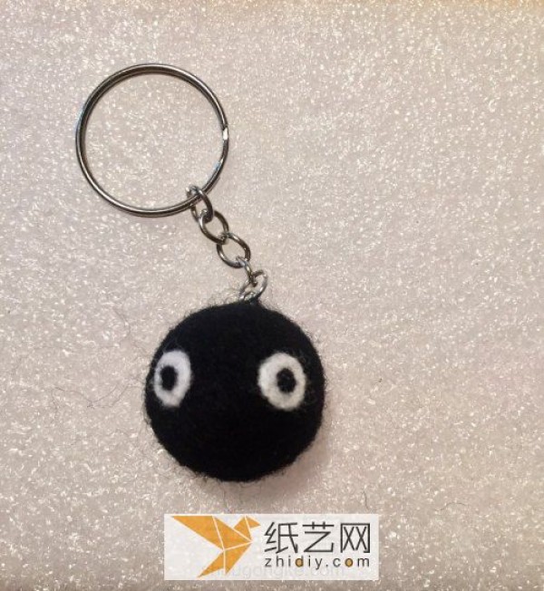 Introductory Tutorial for Beginners to Wool Felt It’s super easy to make this Totoro doll key chain