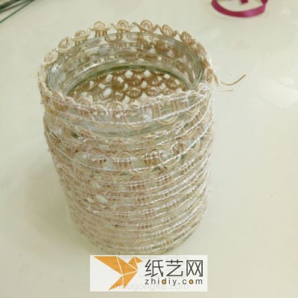 Glass cans are turned into treasures and become lace vases as Teacher’s Day gifts