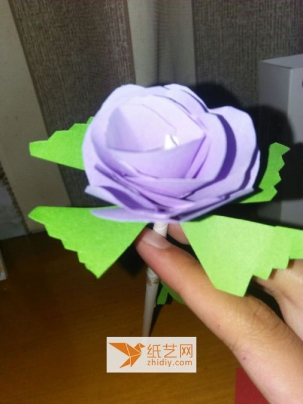 Paper piecing tutorial teaches you step by step how to make simple paper flowers.