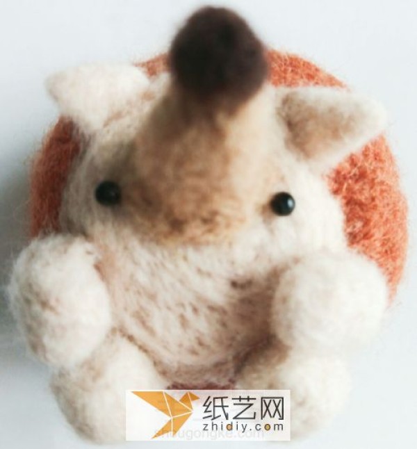 Illustrated tutorial for making a wool felt hedgehog. Detailed wool felt making method.