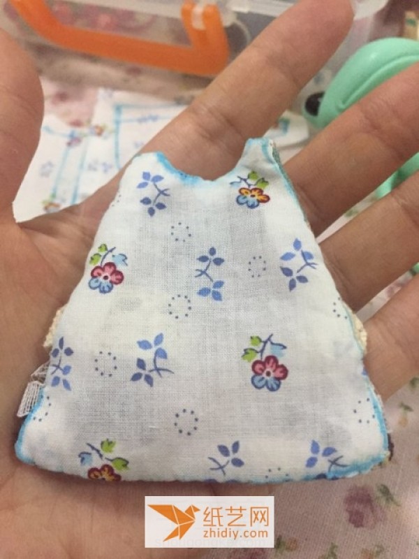 Tutorial on making simple and cute fabric clothes for dolls