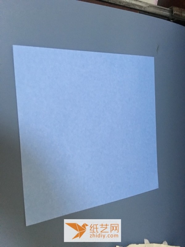 A simple tutorial for making an origami box with small white edges. Beautiful origami storage boxes can also be made easily.